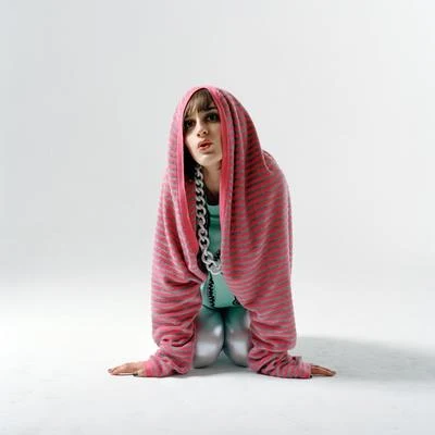 Qui est cette fille ? 專輯 Yelle/Two Door Cinema Club/Roosevelt/Crayon/Alan Braxe