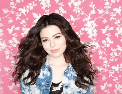 歌手 Miranda CosgroveIna Wroldsen