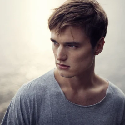 歌手 Adrian Lux